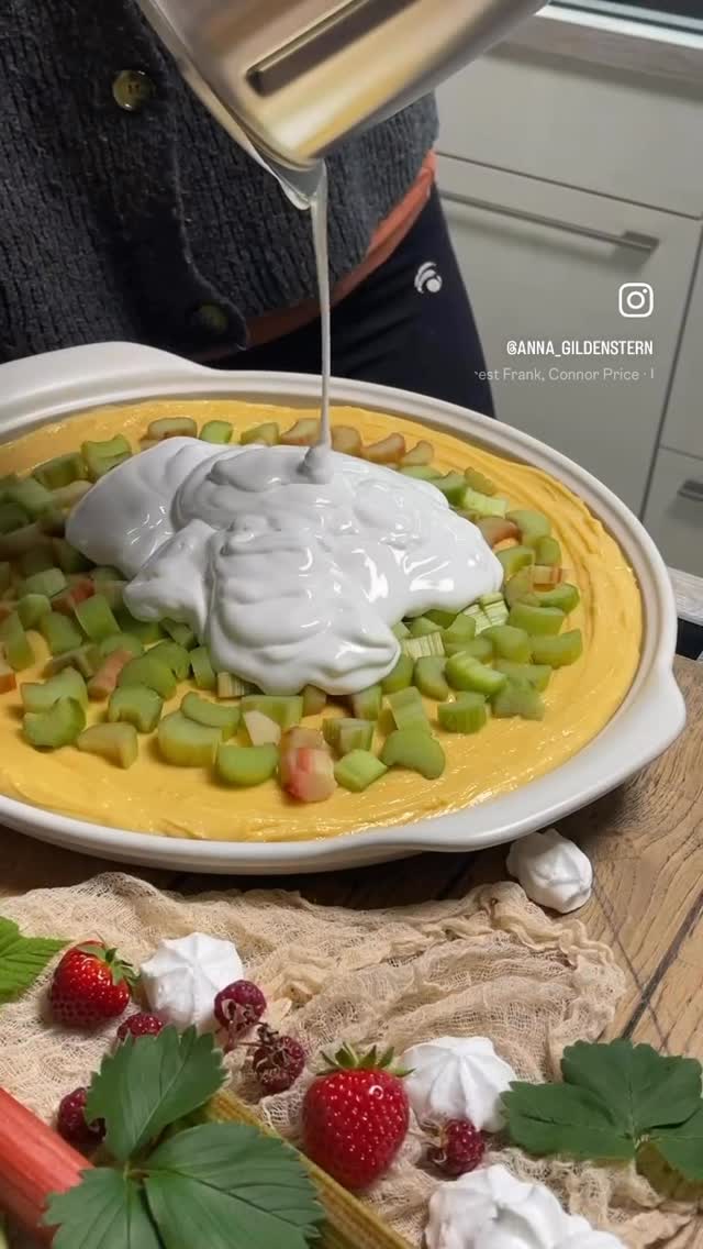Instagram Reel · 2026-04-25 · 🍰✨ Himmlischer Rhabarber-Baiser-Kuchen in nur 3 Schritten 🍰✨ Achtung Suchtgefahr